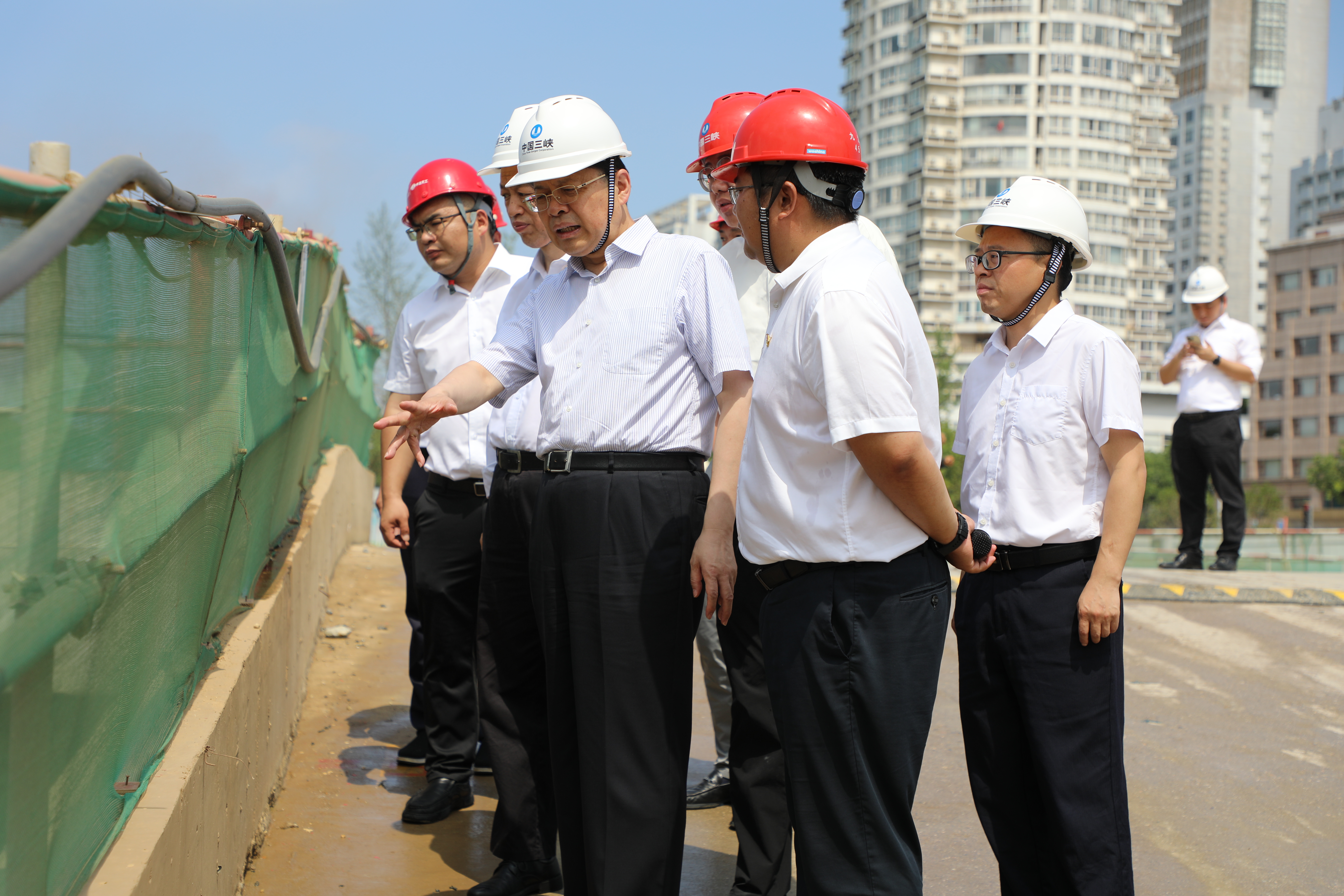 韓君在兩湖調蓄池和雨水循環中心檢查指導安全生產工作 攝影：何玲(1)(1)